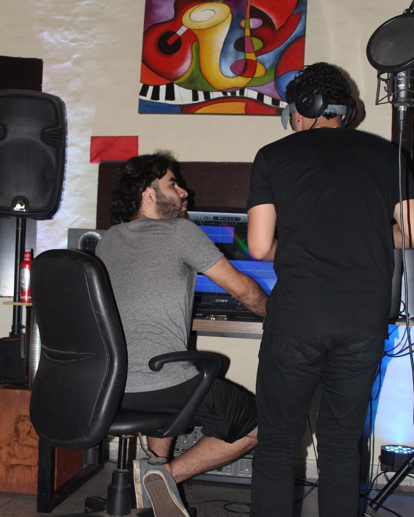 Guillermo Sepúlveda trabajando en una sesión de producción musical