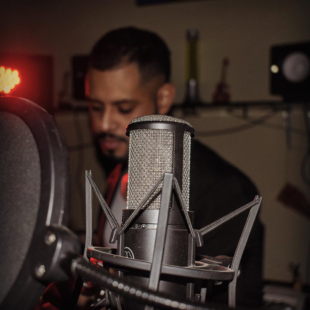 Gino con micrófono, colaborador de La Pieza Musical